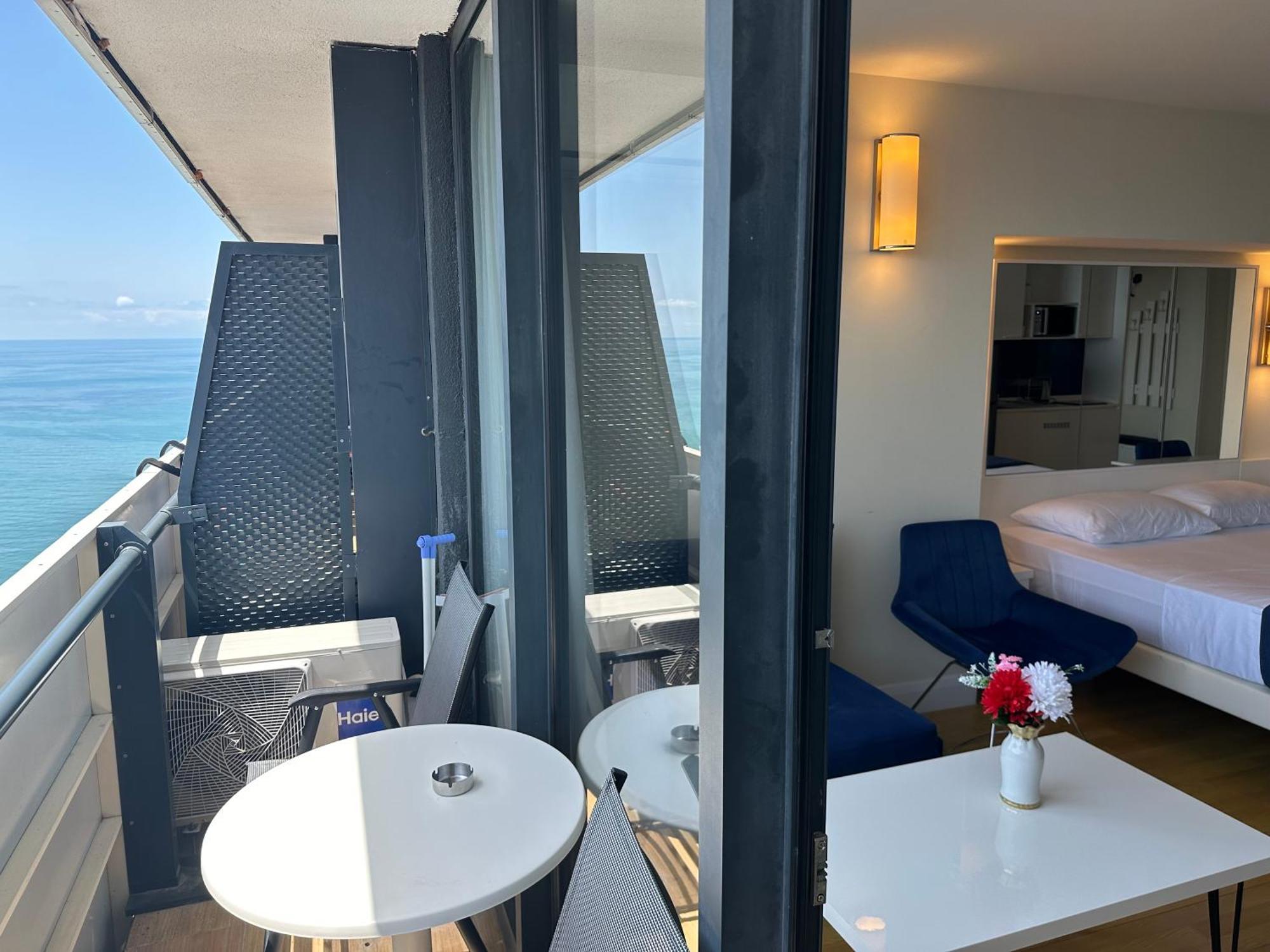 Orbi City Apartments On The Beach 巴统 外观 照片